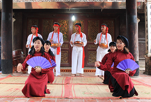 Biểu diễn hát xoan tại đình cổ Hùng Lô (Phú Thọ)